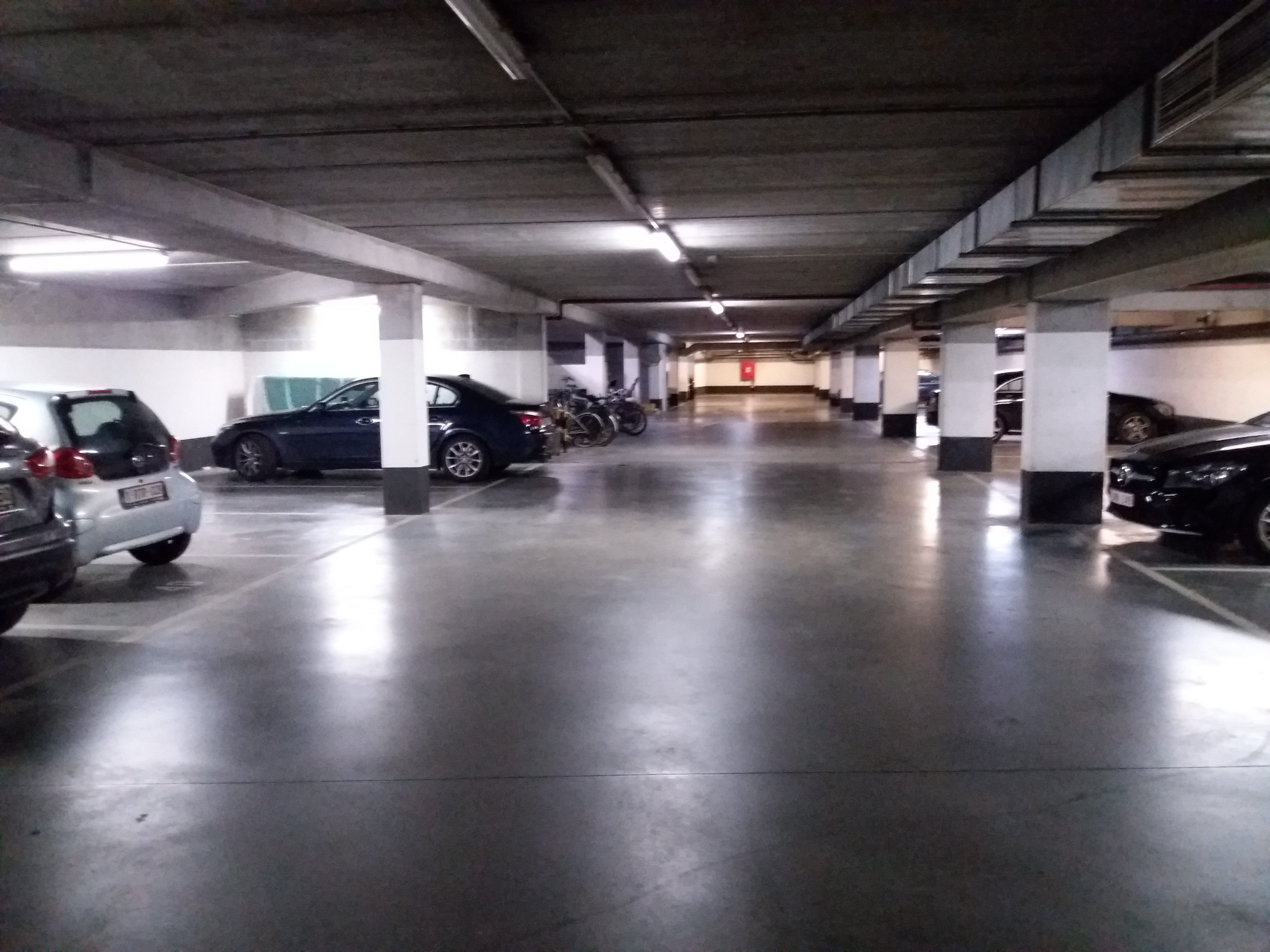 Prox place Rogier grand emplacement parking couvert dans immeuble sécurisé